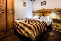 Village Montana - slaapkamer met 2-persoonsbed en kast