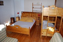 Slaapkamer voor drie personen in Chalet Oule Rouge