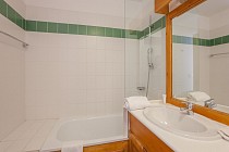 Les Valmonts - badkamer met ligbad en wastafel