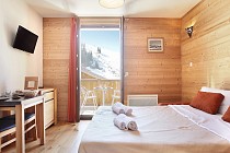 Mendi Alde - slaapkamer met tv en balkon