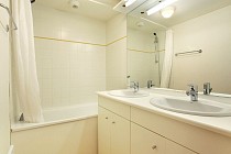 Le Buet - badkamer met ligbad en wastafels