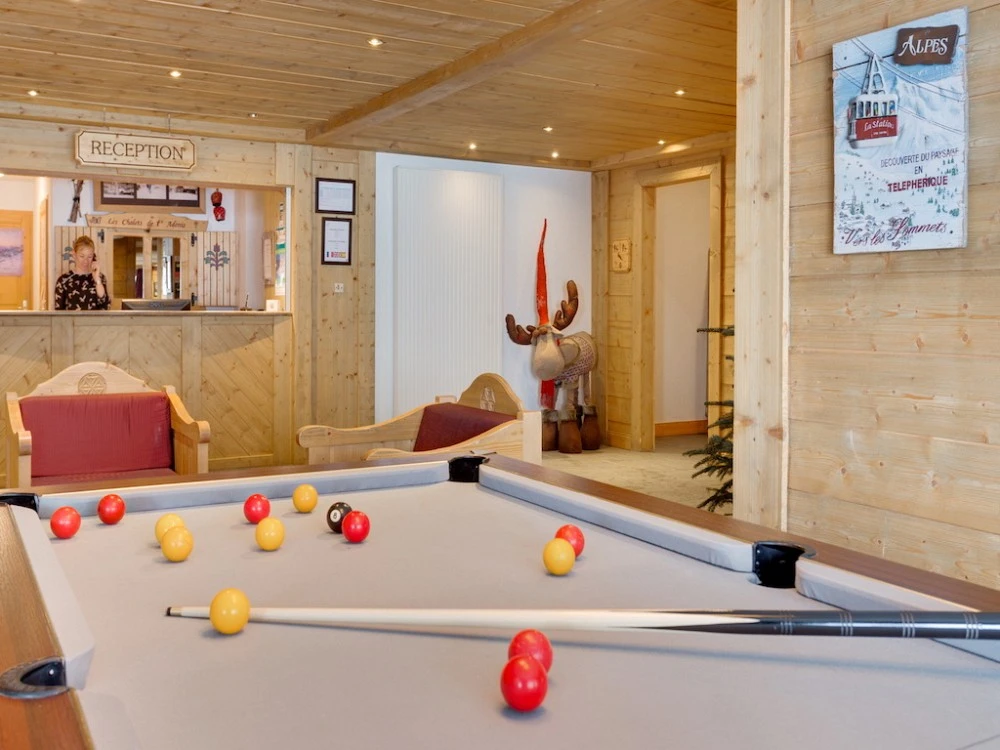 Les Chalets L'adonis - pooltafel bij de receptie
