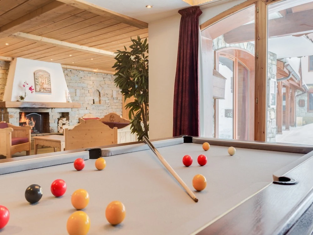 Les Chalets L'adonis - pooltafel in de lounge