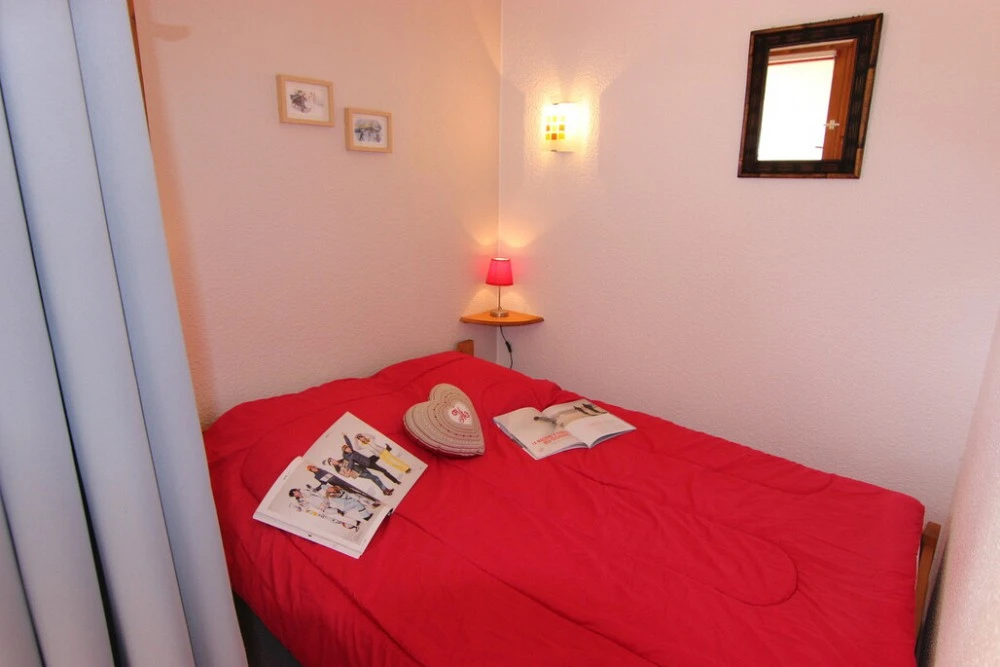 Val Thorens | Les Cimes De Caron - CC1302 - slaapkamer met lampje en 2-persoonsbed