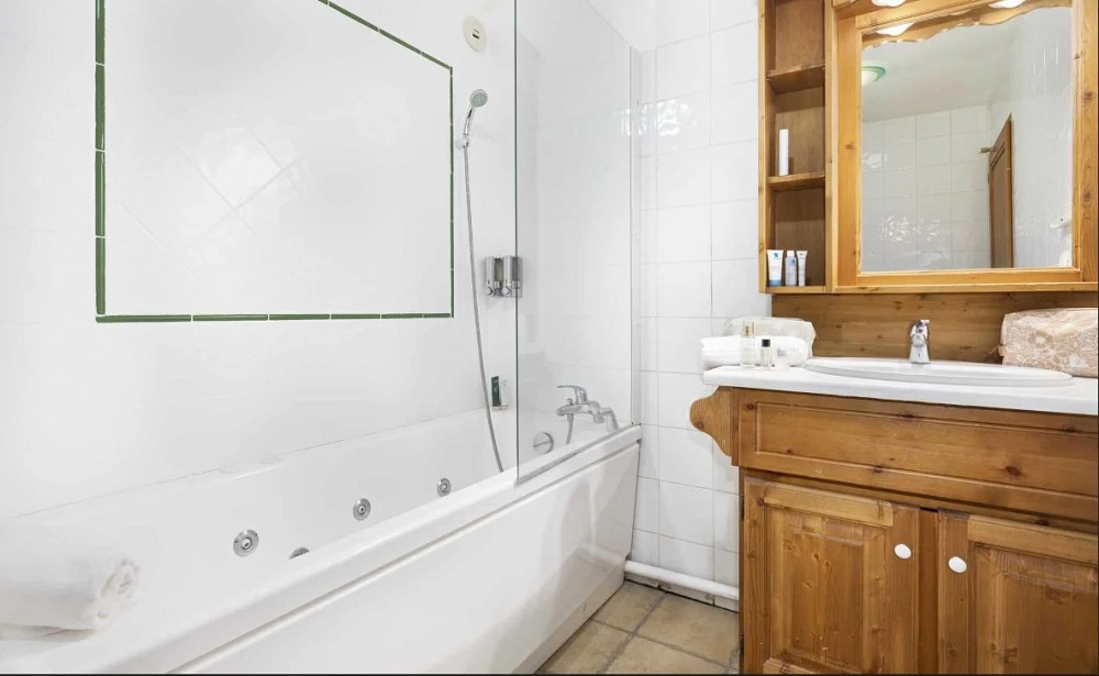 Les Balcons de Val Thorens Spa 6-kamer apt. voor max. 12 pers.  badkamer met douche