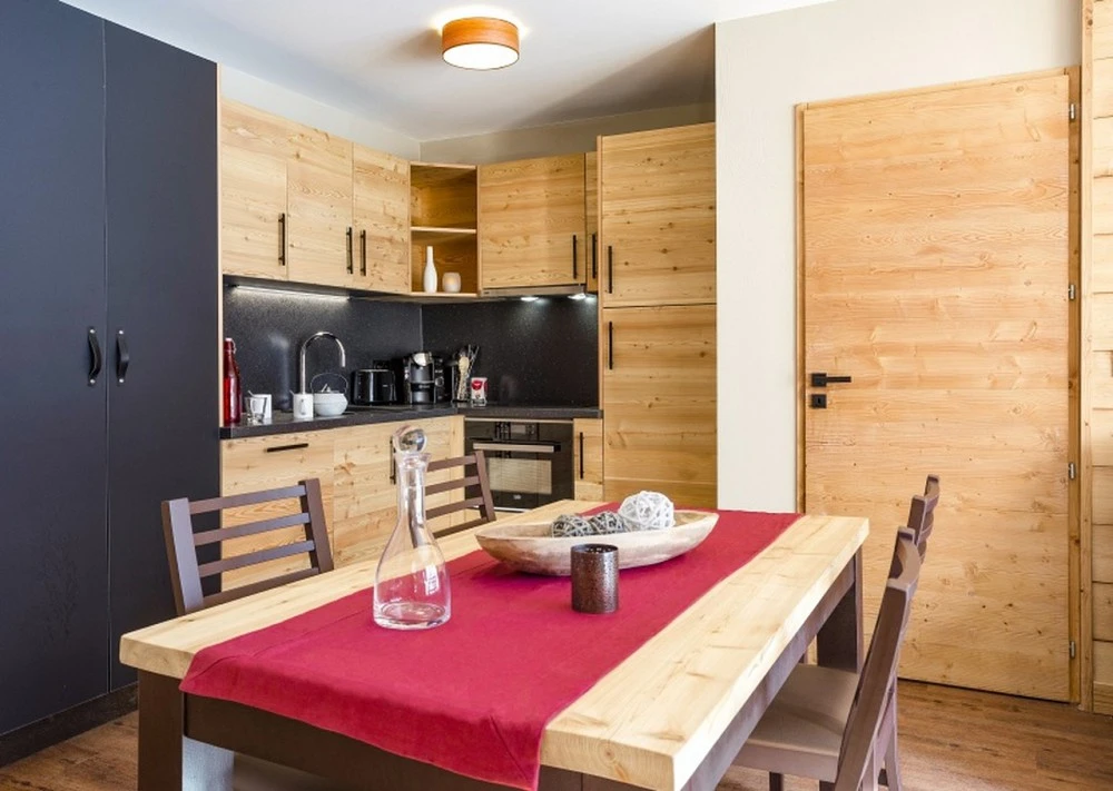L'Altaviva - eethoek met eettafel en keuken