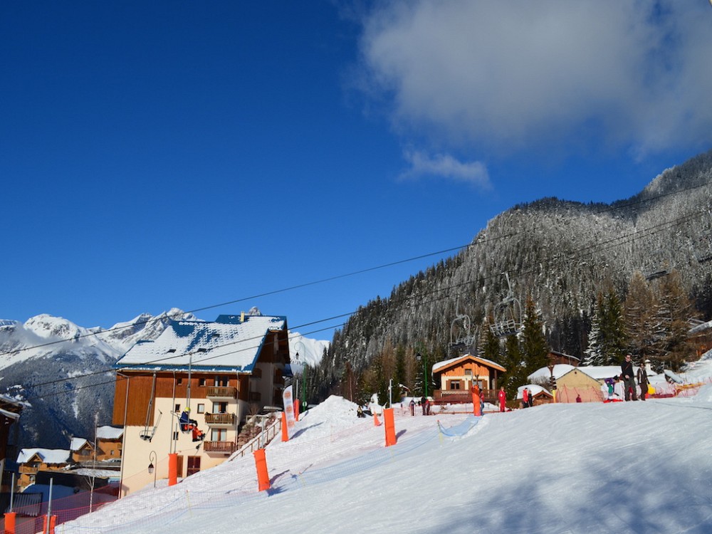 Les Chalets de la Ramoure - piste langs de bomen