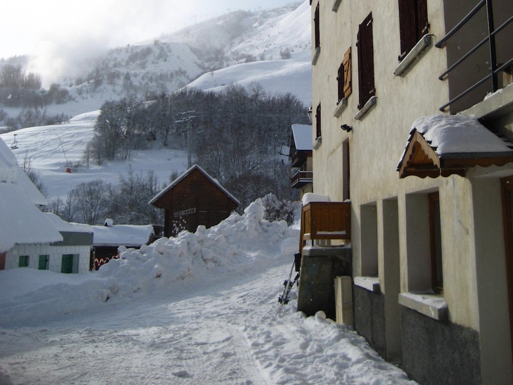 Chalets Andreas en Jacobin - sneeuw aan de zijkant van het chalet