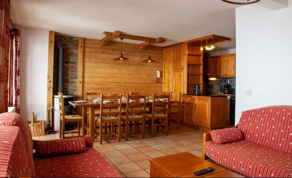 Les Balcons de Val Thorens Spa 6-kamer apt. voor max. 12 pers. woonkamer, eethoek, meubilair