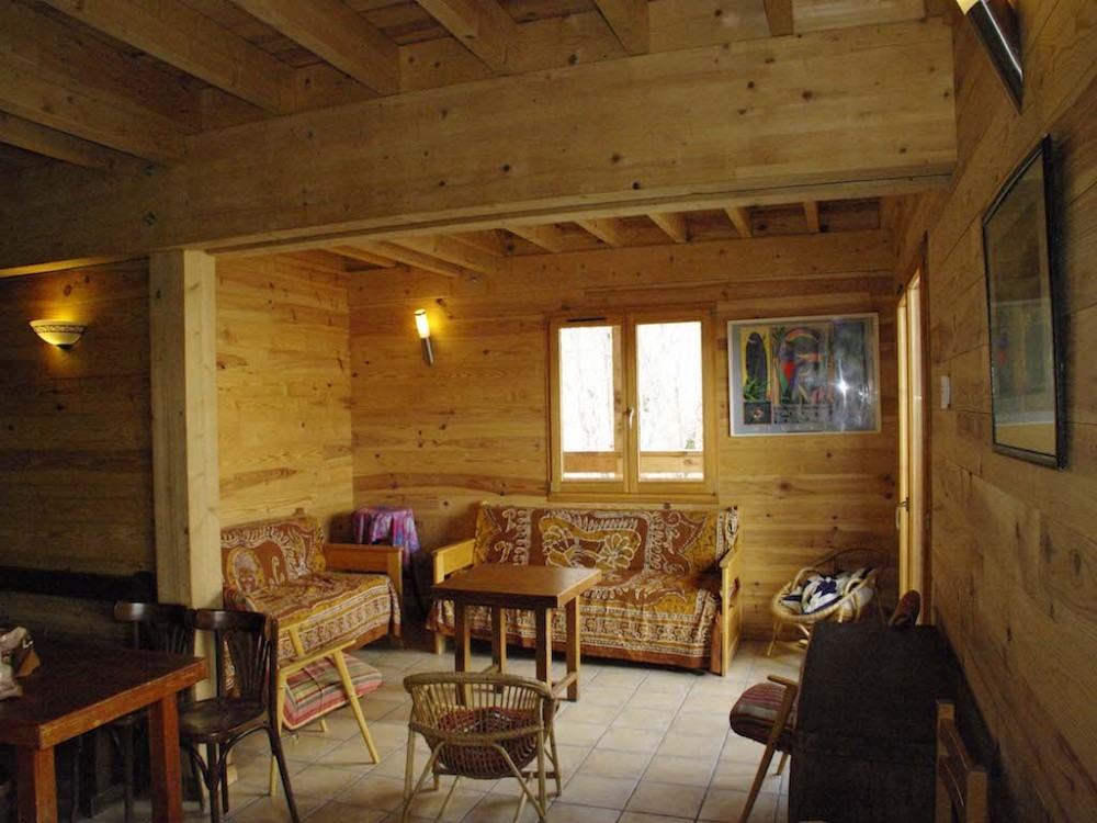 Chalet Franklin en Thomas - woonkamer met banken en stoelen
