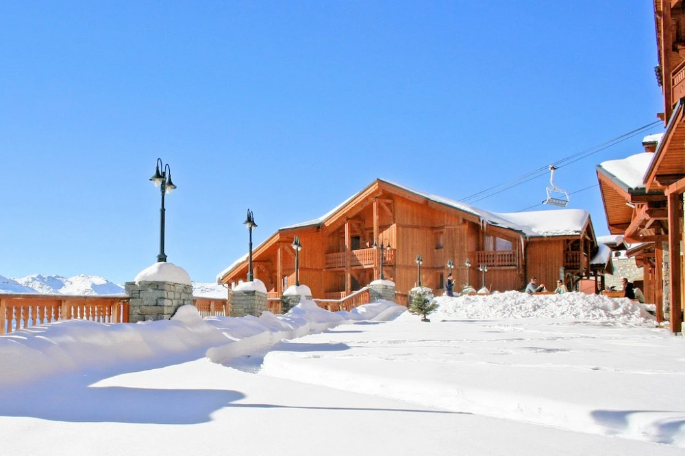 Les Balcons de Val Thorens spa - sneeuw op de binnenplaats