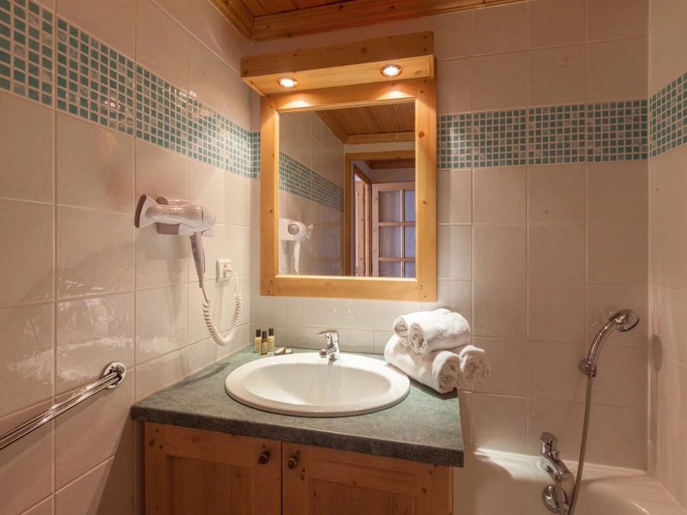 Les Chalets L'adonis - badkamer met wastafel en ligbad