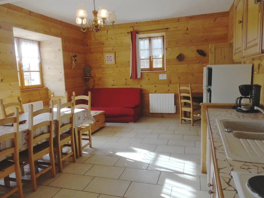 Chalet Milliat - woonkamer met keuken en eettafel