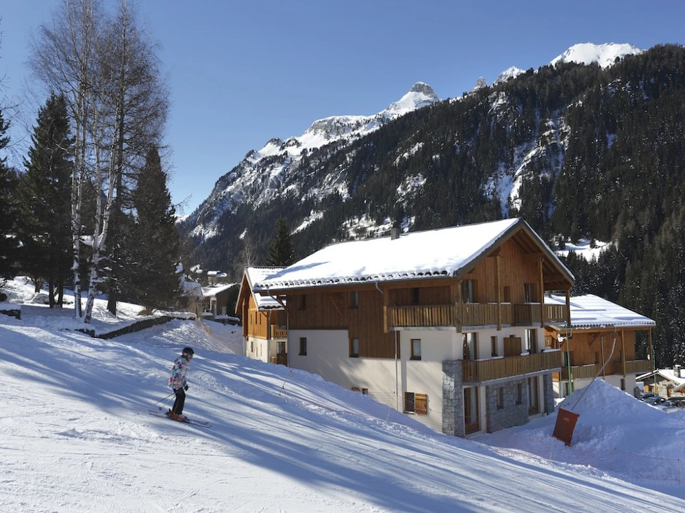 Les Chalets de la Ramoure - chalet tussen de bomen
