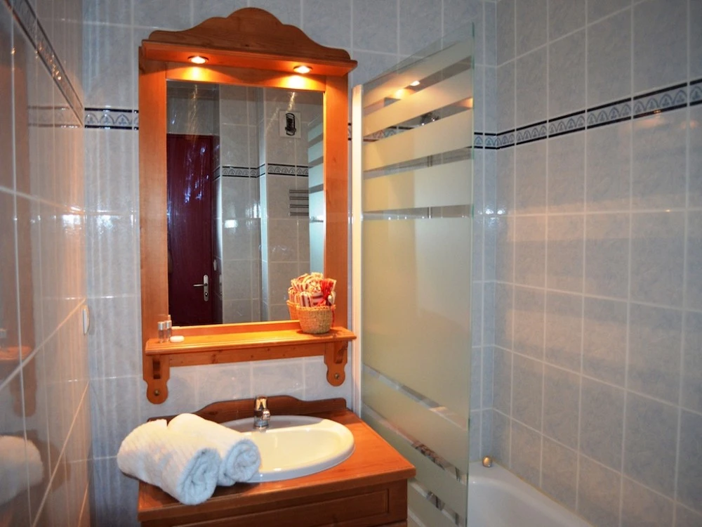 Les Chalets de la Ramoure - badkamer met wastafel en douchecabine