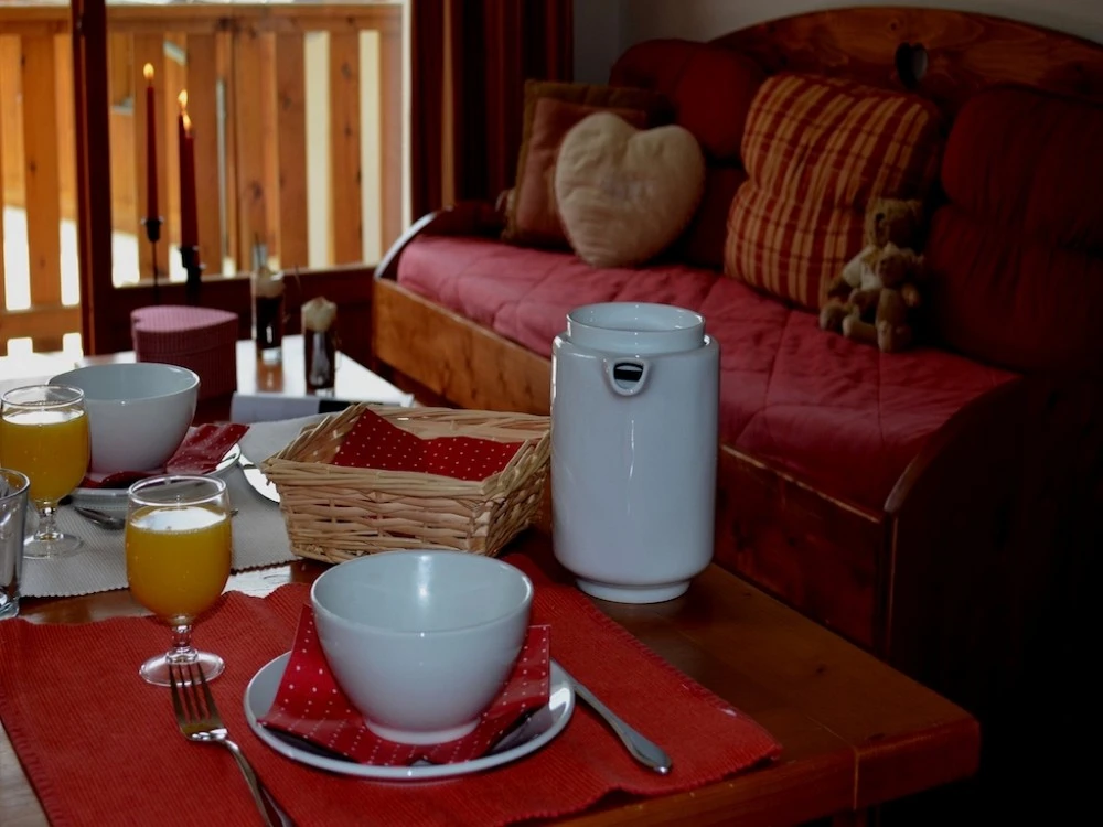 Les Chalets de la Ramoure - eettafel en zitbank