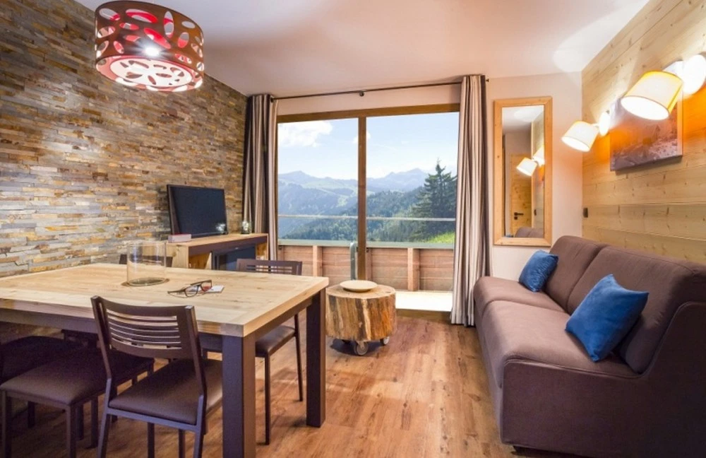 L'Altaviva - woonkamer met tv en balkon