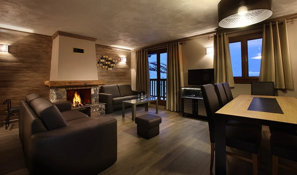 residence chalet des neiges hermine - woonkamer met tv en openhaard