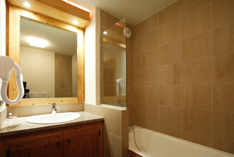 Le Goleon - badkamer met bad en douche