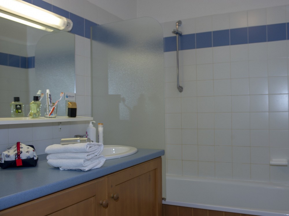 Les Balcons Du Soleil - badkamer met ligbad en wastafel