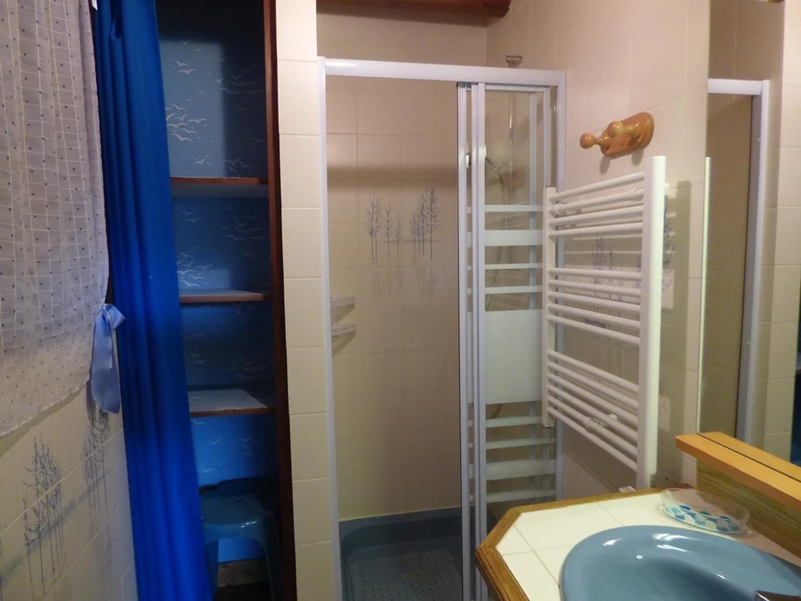 Chalet L'Arolle - 6-kamer apt. voor max. 12 pers. - badkamer met wastafel en opbergkast