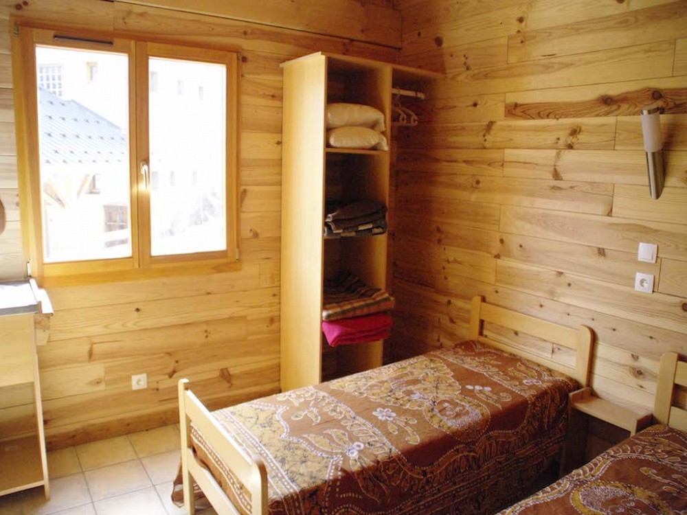 Chalet Franklin en Thomas - 2-persoonskamer met raam en kast