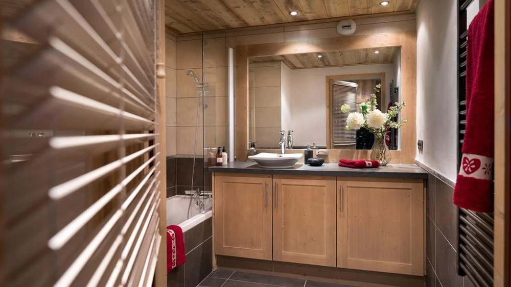 Badkamer van appartement met bad Les Chalets de Leana