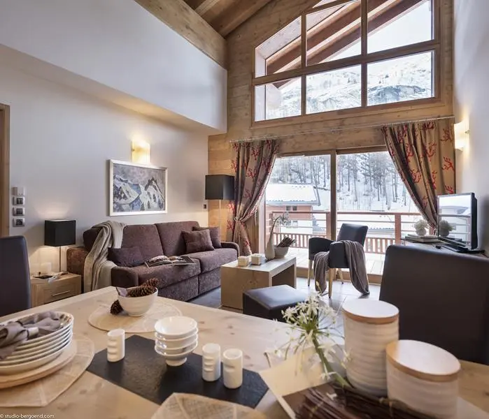Kalinda Village - woonkamer met tv en eettafel
