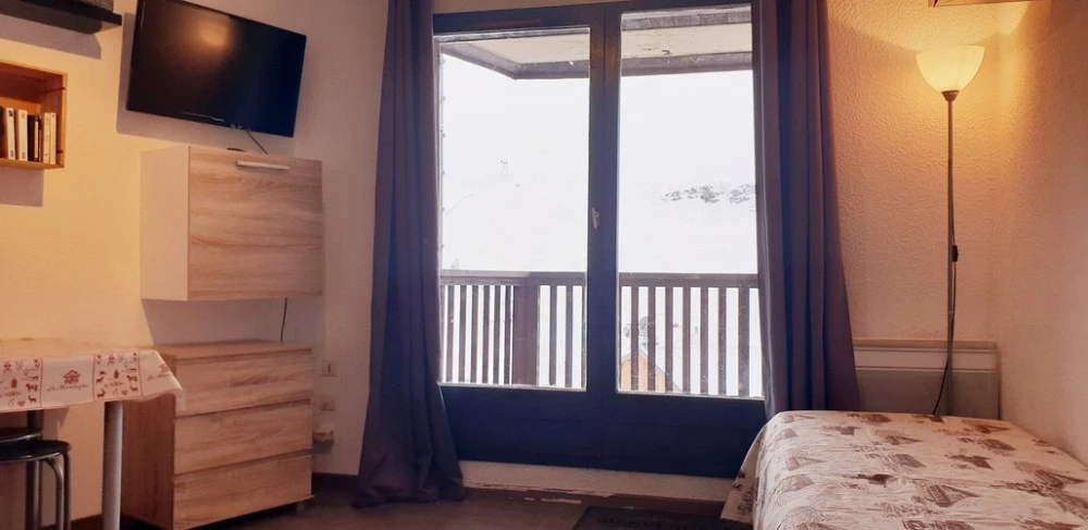 Val Thorens | Les Cimes De Caron - CC2604 -  slaapkamer met balkon en tv