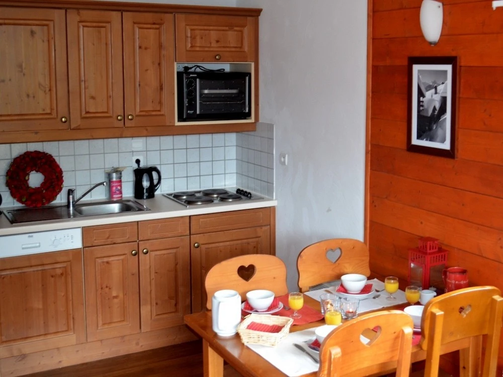 Les Chalets de la Ramoure - keuken en eettafel