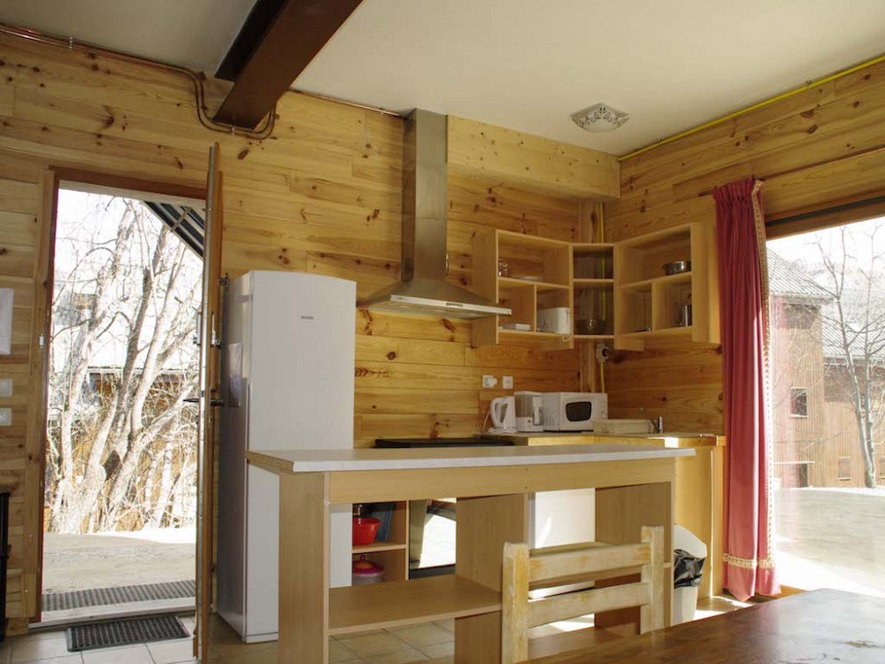 Chalet Franklin en Thomas - keuken met koelkast en magnetron