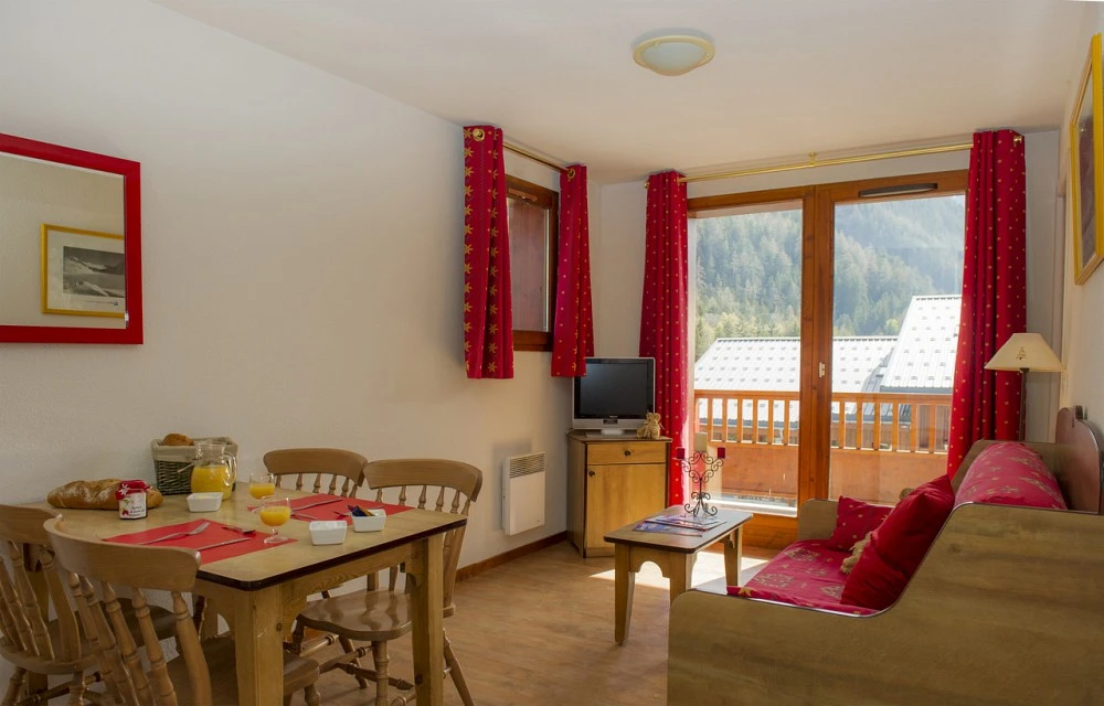 Residence Les Balcons D'Anais - eettafel in de woonkamer