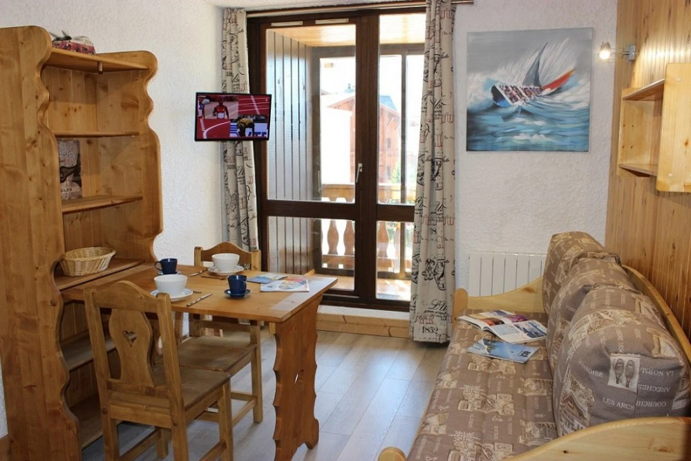 Les Hauts de Vanoise - HV101 - woonkamer met zitbank en balkon