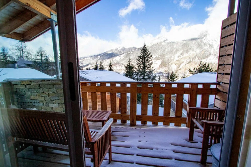 Demi Chalets Le Petit Bonheur - balkon met stoelen en tafel