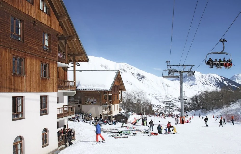 L'Oree des Pistes skilift langs de bergen