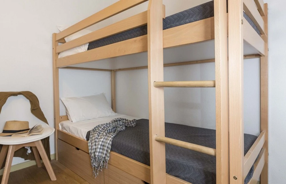 L'Ouillon - slaapkamer met stoel en stapelbed