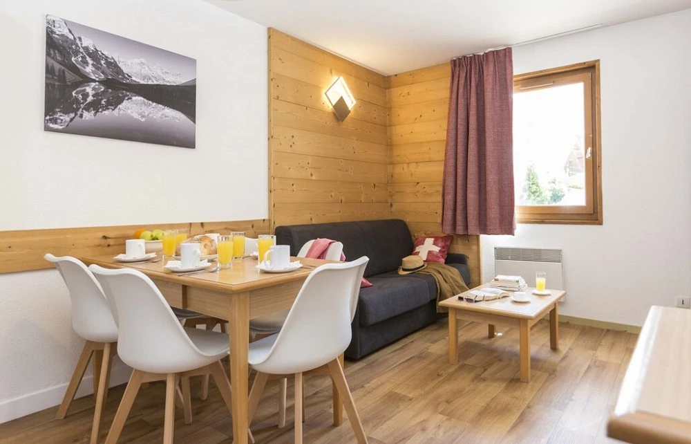 L'Ouillon - woonkamer met eettafel en stoelen 