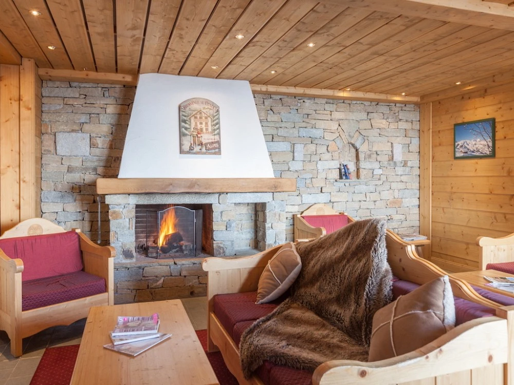 Les Chalets L'adonis - openhaard in de lounge