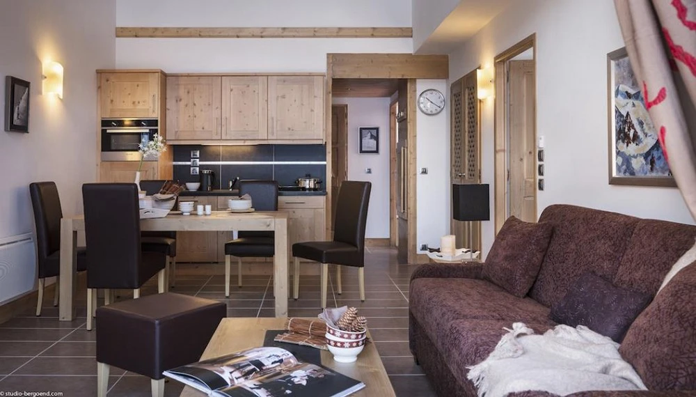 Kalinda Village - woonkamer met eettafel en keuken