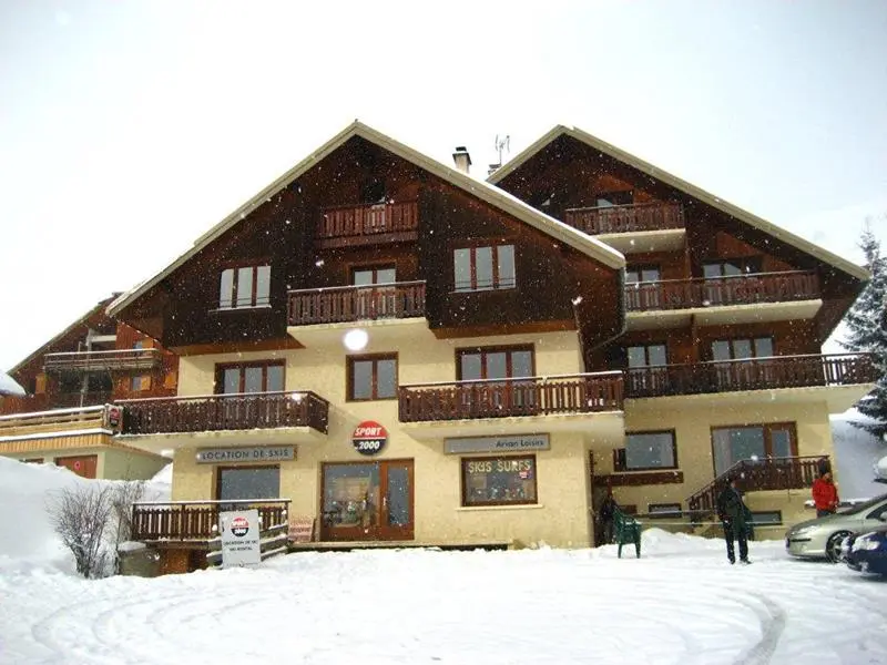 Chalet La Grenouillere chalet met besneeuwde daken