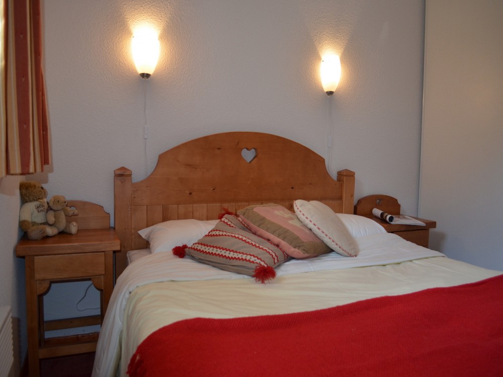 Les Chalets de la Ramoure - slaapkamer met kastje en 2-persoonsbed