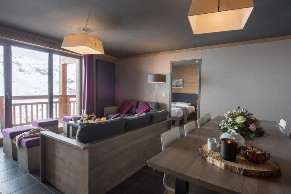 Les Chalets du Soleil CONTEMPORAINS - woonkamer met eettafel en zitbank