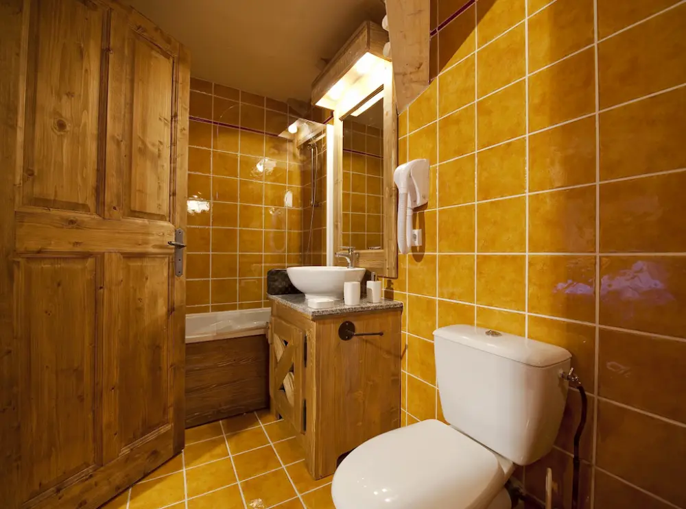Chalet Val 2400 Val Thorens - badkamer met wastafel en wc