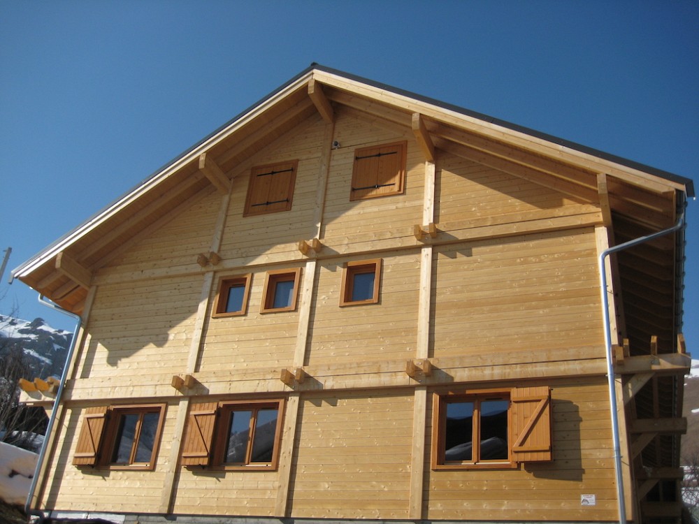 Chalet Franklin en Thomas - houten voorgevel en blauwe lucht