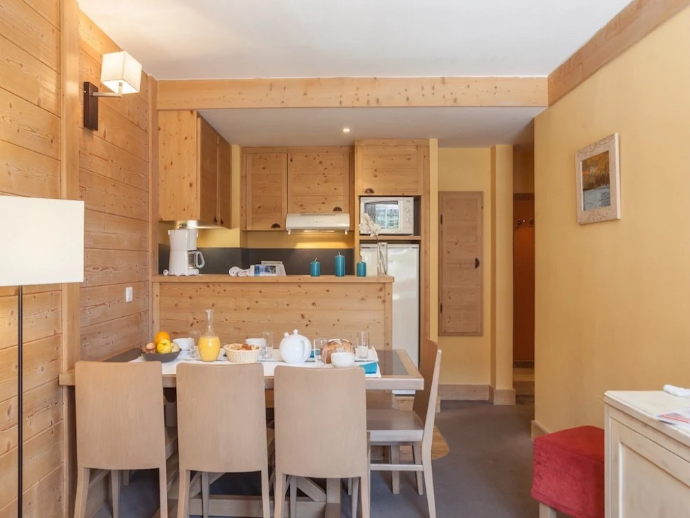 Aconit - woonkamer met eettafel en keuken