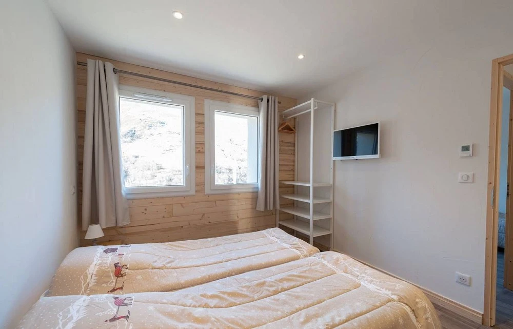 Chalet d'Alice - slaapkamer met raam