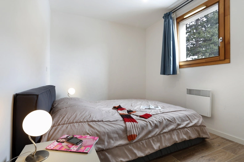 Au Coeur des Ours - slaapkamer met 2-persoonsbed en lampen