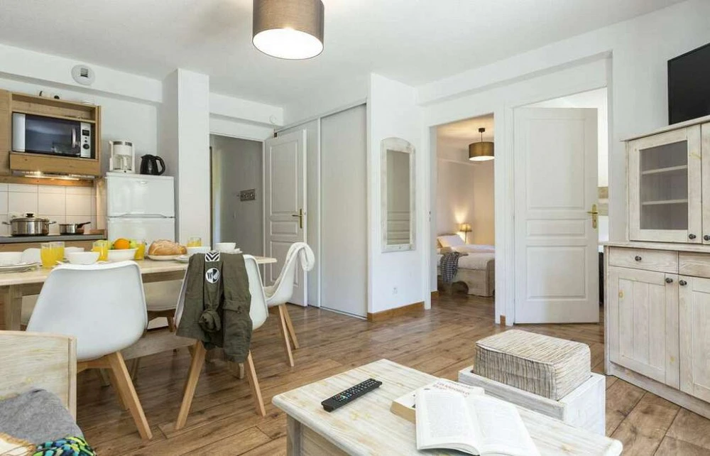 Les Chalets de L Arvan II - woonkamer met magnetron en keuken