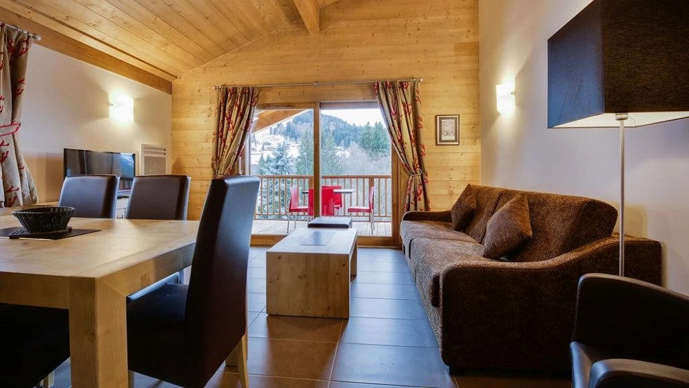Woonkamer met balkon in appartement Les Chalets de Leana