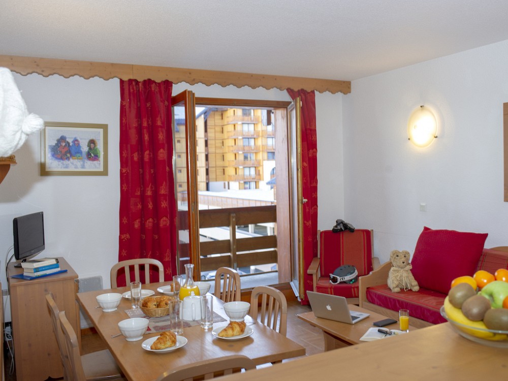 Les Balcons Du Soleil - woonkamer met tv en zitbank